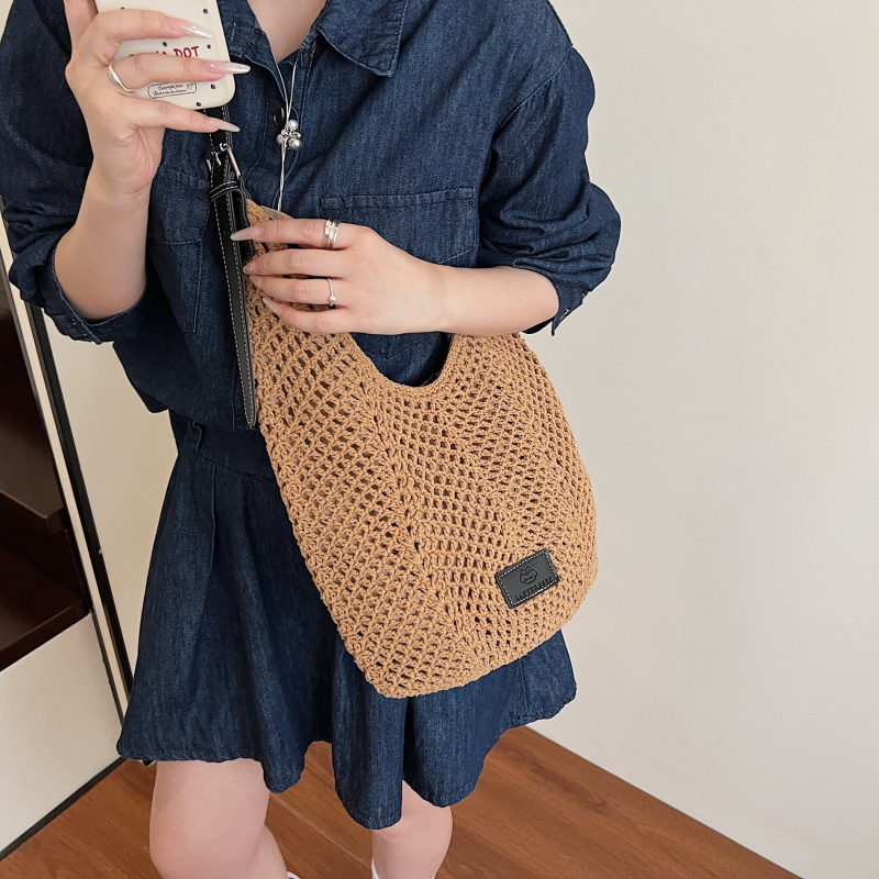 Kézműves szövött szalma tote táska, kivágott mintával, nagy kapacitású, cipzáras záródás, belső telefonzseb és laminált cipzáras zseb