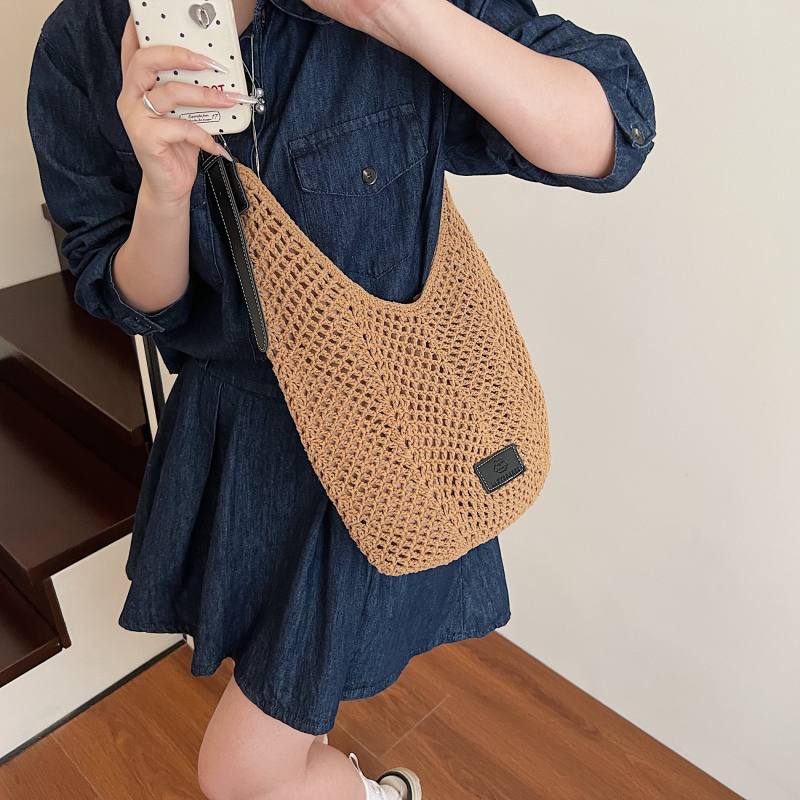 Kézműves szövött szalma tote táska, kivágott mintával, nagy kapacitású, cipzáras záródás, belső telefonzseb és laminált cipzáras zseb
