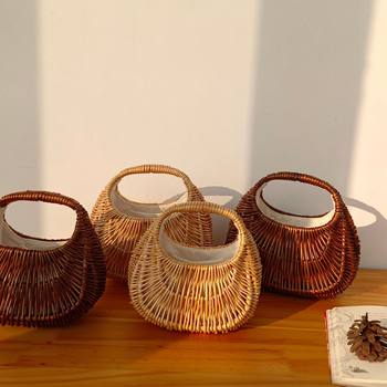 Japán stílusú szalma szövött táska, kagyló alakú forma, nyitott tetejű, merev külső, belső ID rekesz