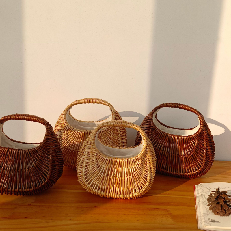 Japán stílusú szalma szövött táska, kagyló alakú forma, nyitott tetejű, merev külső, belső ID rekesz