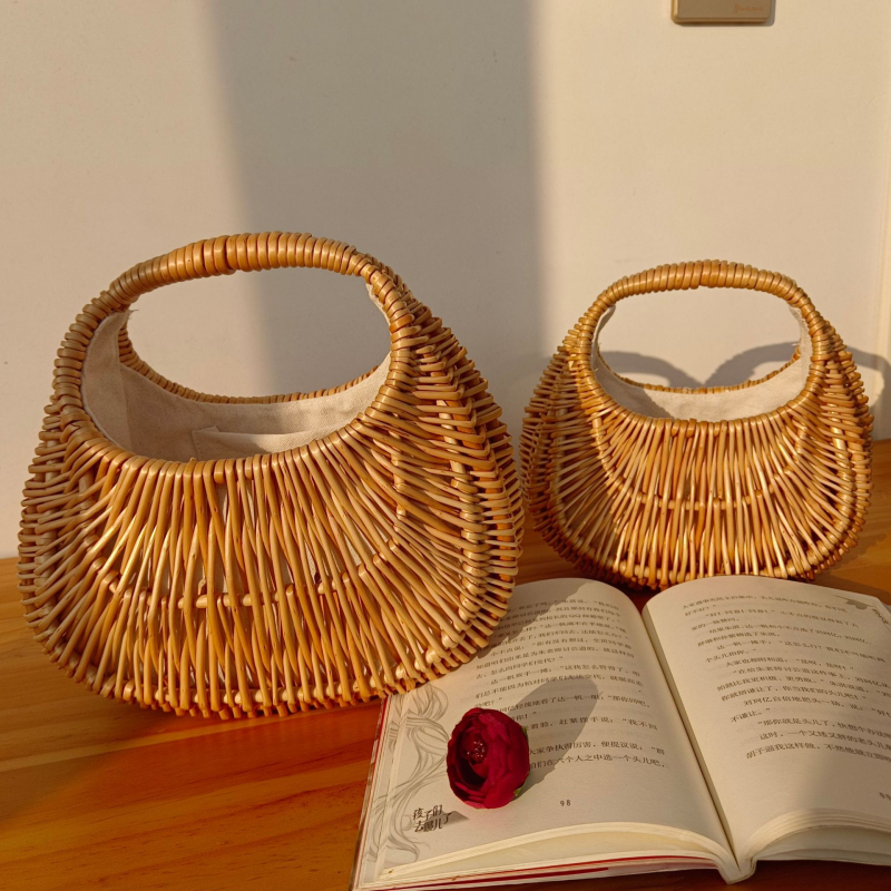 Japán stílusú szalma szövött táska, kagyló alakú forma, nyitott tetejű, merev külső, belső ID rekesz