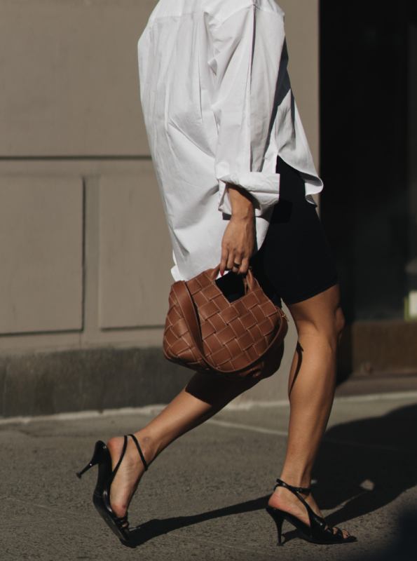 Női váll-táska valódi bőrből, kézzel szőtt, függőleges négyzet alakú, belső zsebek telefonhoz és személyi igazolványhoz