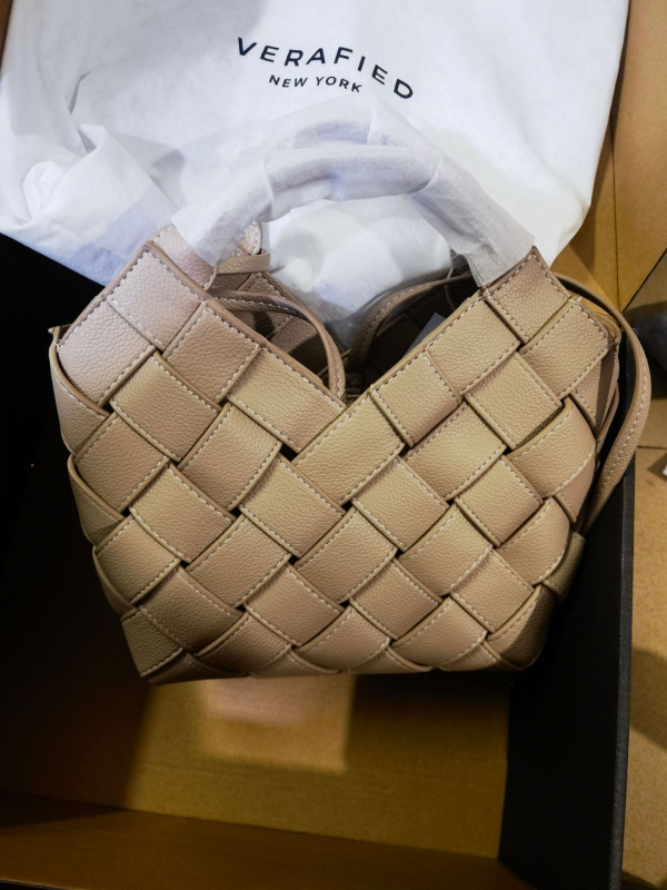 Női váll-táska valódi bőrből, kézzel szőtt, függőleges négyzet alakú, belső zsebek telefonhoz és személyi igazolványhoz