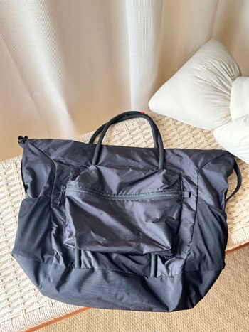 Torba u stilu satchela – lagana vanjska nylon torba s zatvorenim otvorom, horizontalni kvadratni oblik, platnena podstava i laminirani džep sa zatvaračem