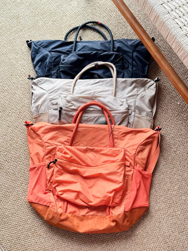 Torba u stilu satchela – lagana vanjska nylon torba s zatvorenim otvorom, horizontalni kvadratni oblik, platnena podstava i laminirani džep sa zatvaračem