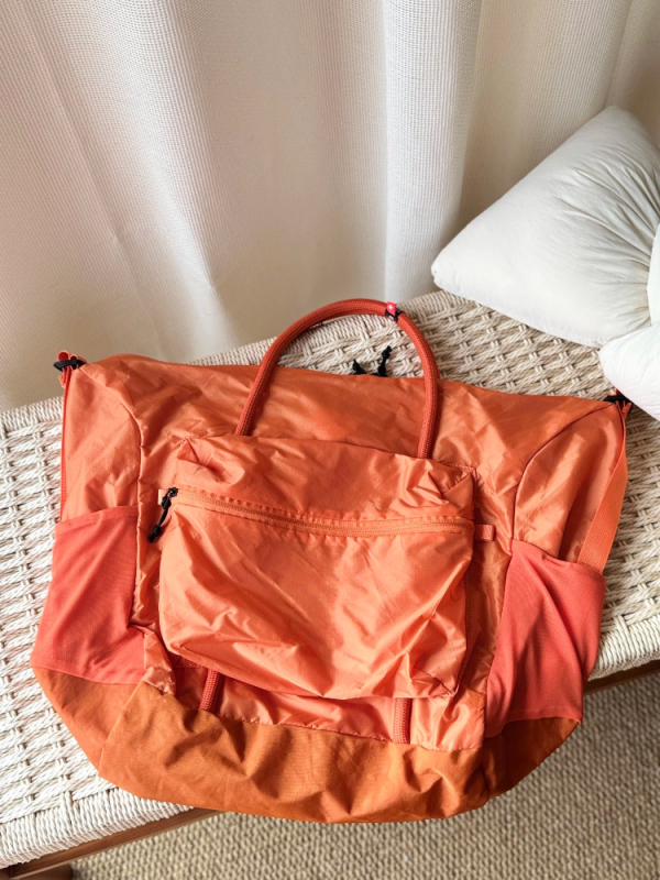Torba u stilu satchela – lagana vanjska nylon torba s zatvorenim otvorom, horizontalni kvadratni oblik, platnena podstava i laminirani džep sa zatvaračem