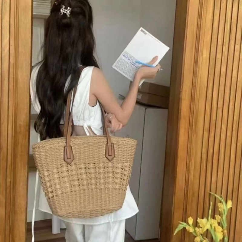 Szőtt váll-táska Tote, városi egyszerűség stílus, anyag papír, függőleges négyszögletes forma, cipzáras nyitás, belső poliészter bélés