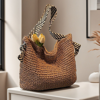 Női szalma-kötött táska nyaraláshoz, stílus: nyaralós, anyag papír, cipzáras zárás, vízszintes négyzetes forma, belső zseb a telefon számára