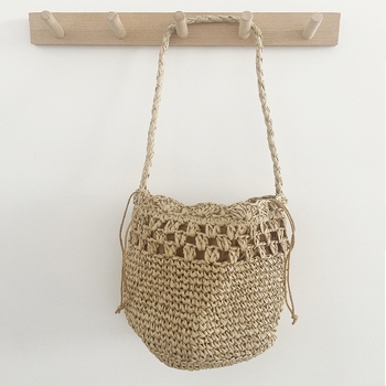 Bucket alakú táska húzózáras záródással, anyag papír, bélés poliészter, utcai divat stílus, mobiltelefon zseb, 2025 tavasz.