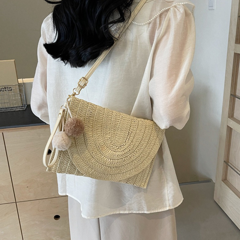 Szalmából készült strandtáska, tote stílusú, telefonzsebbel, vízszintes négyszög alakú, zárható fedél, poliészter bélés
