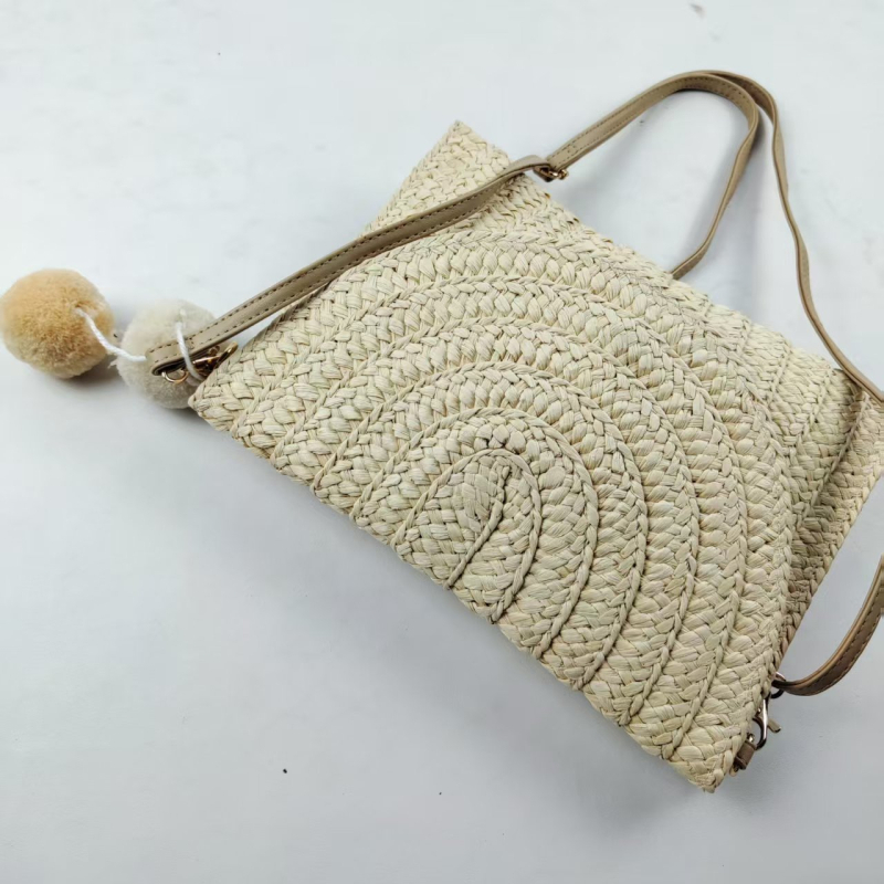 Szalmából készült strandtáska, tote stílusú, telefonzsebbel, vízszintes négyszög alakú, zárható fedél, poliészter bélés