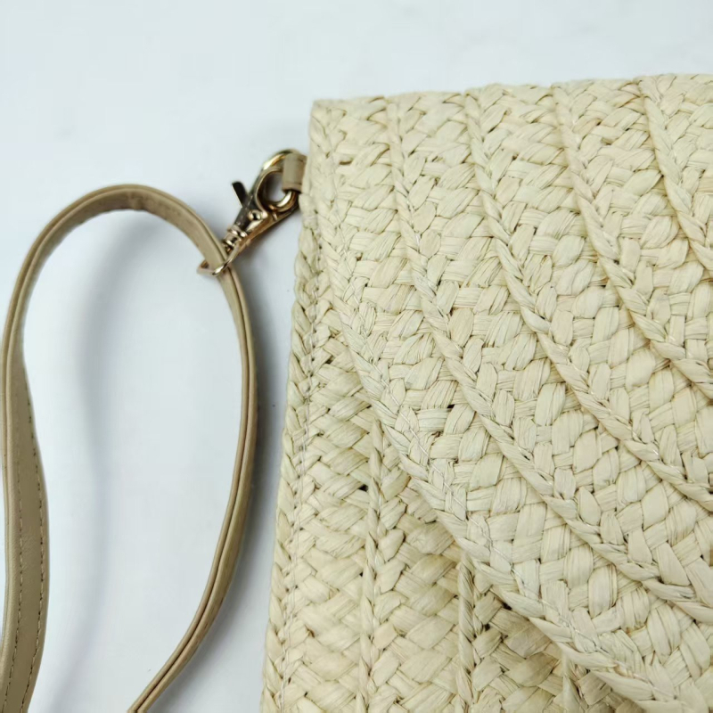Szalmából készült strandtáska, tote stílusú, telefonzsebbel, vízszintes négyszög alakú, zárható fedél, poliészter bélés
