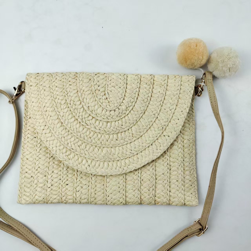 Szalmából készült strandtáska, tote stílusú, telefonzsebbel, vízszintes négyszög alakú, zárható fedél, poliészter bélés