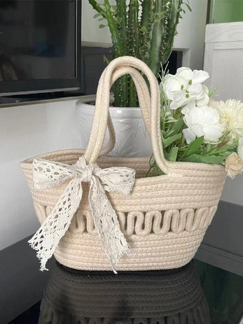 Elegantna pletena torbica tip bucket s mašnicom — od pamukovog užeta, otvoren vrh, dvostruke ručke, džep za telefon