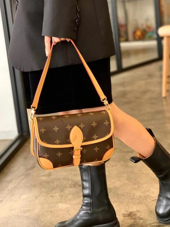 Unisex PVC torba za rame, pravokutnog oblika, jedinstven remen, zatvarač za otvaranje, podstava od kravljje kože, unutarnji džep za prijenosno računalo, skriveni džep sa zatvaračem