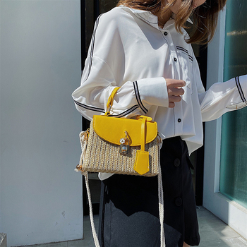 Szalmából készült négyszögletes táska zárral, belső zseb a telefonhoz, egy vállpánt – városi egyszerűség