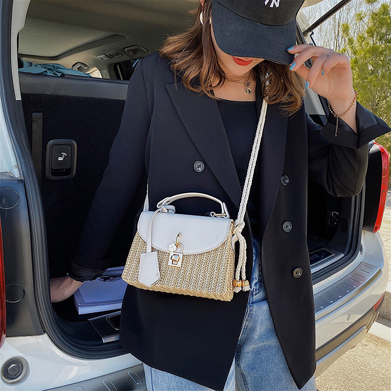 Szalmából készült négyszögletes táska zárral, belső zseb a telefonhoz, egy vállpánt – városi egyszerűség