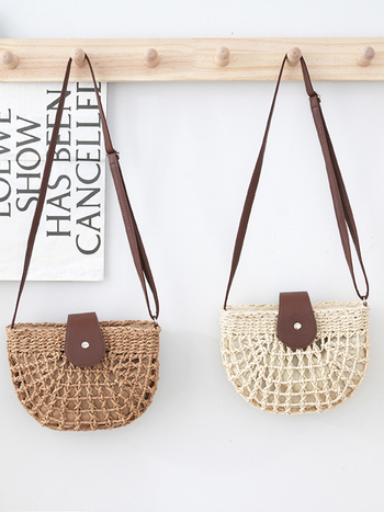 Crossbody torba od slame – gradska jednostavnost, pletena, polukružni oblik, magnetska kopča, podstava od poliestera