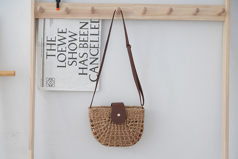 Crossbody torba od slame – gradska jednostavnost, pletena, polukružni oblik, magnetska kopča, podstava od poliestera