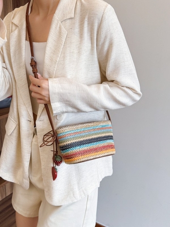 Crossbody torba od slame, horizontalnog kvadratnog oblika, zatvaranje na zip, poliester podstava, s jednim naramenicom, za svakodnevnu upotrebu.