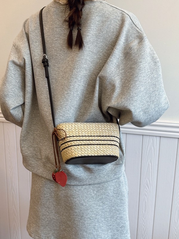 Crossbody torba od slame, horizontalnog kvadratnog oblika, zatvaranje na zip, poliester podstava, s jednim naramenicom, za svakodnevnu upotrebu.