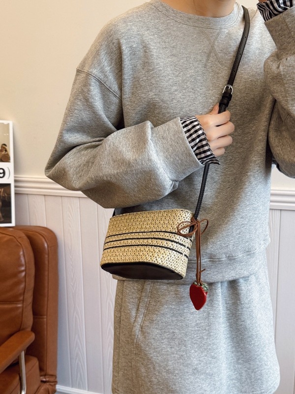 Crossbody torba od slame, horizontalnog kvadratnog oblika, zatvaranje na zip, poliester podstava, s jednim naramenicom, za svakodnevnu upotrebu.