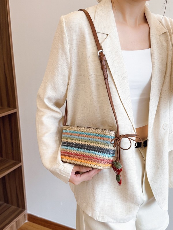 Crossbody torba od slame, horizontalnog kvadratnog oblika, zatvaranje na zip, poliester podstava, s jednim naramenicom, za svakodnevnu upotrebu.
