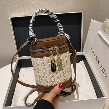 Szalmából készült bucket bag, városi minimalist stílus, cipzáras záródás, poliészter bélés, bucket alak