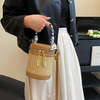 Szalmából készült bucket bag, városi minimalist stílus, cipzáras záródás, poliészter bélés, bucket alak