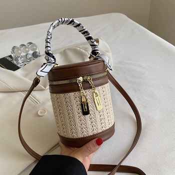 Szalmából készült bucket bag, városi minimalist stílus, cipzáras záródás, poliészter bélés, bucket alak