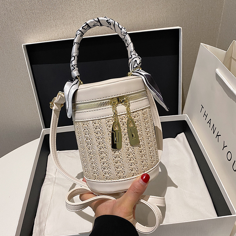 Szalmából készült bucket bag, városi minimalist stílus, cipzáras záródás, poliészter bélés, bucket alak