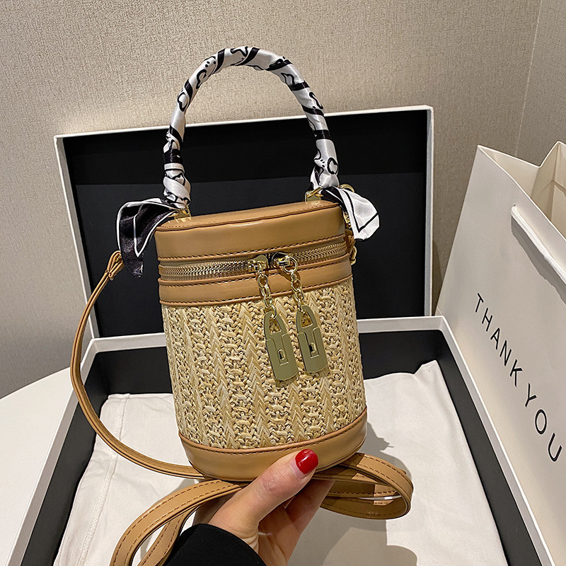 Szalmából készült bucket bag, városi minimalist stílus, cipzáras záródás, poliészter bélés, bucket alak