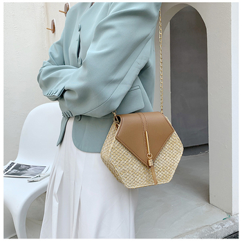 Crossbody torba od slame u street stilu, s dijamantnim lancem, horizontalnog kvadratnog oblika, zatvaranje kapom, poliester podstava, jedan remen