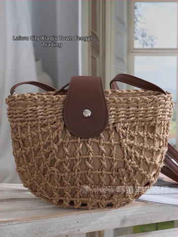 Ženska ljetna slamnat torba – pleteni plažni crossbody, polukružni oblik, srednje veličine