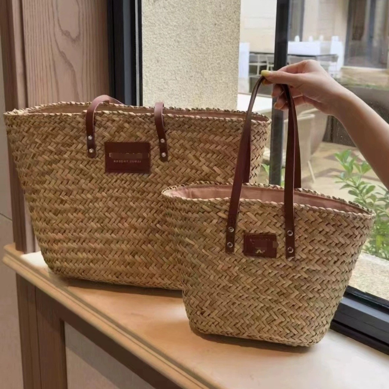 Slamnata tote torba cilindričnog oblika — otvoreni vrh, najlonska podstava, unutarnja pretinica za mobitel, unisex stil