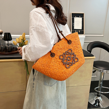 Szalmából készült tote táska, street-trend dizájn, poliészter bélés, 2024 nyara