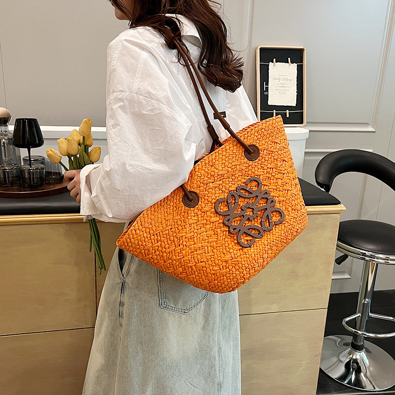 Szalmából készült tote táska, street-trend dizájn, poliészter bélés, 2024 nyara