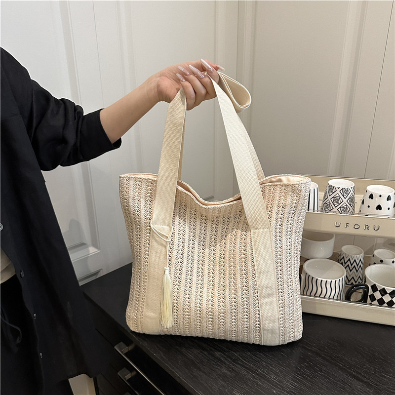 Geantă de paie împletită cu bretele duble, formă dreptunghiulară crossbody, fermoar la deschidere, buzunar interior cu fermoar