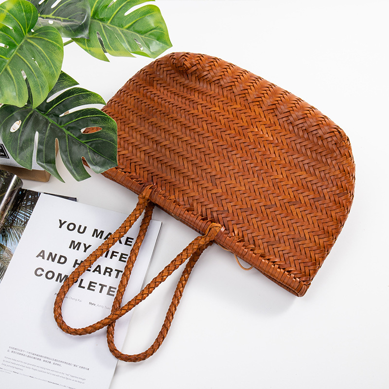 Geantă de mână din paie, țesută, formă verticală pătrată, buzunar deschis, căptușeală din piele naturală