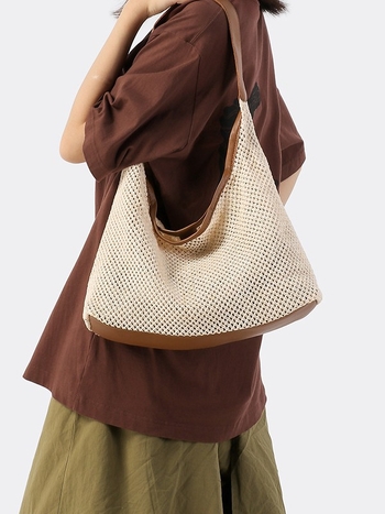 Geantă tote din material împletit, închidere magnetică, formă verticală pătrată, buzunar interior cu fermoar laminat, duritate medie