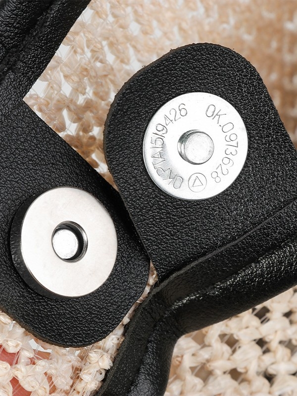 Geantă tote din material împletit, închidere magnetică, formă verticală pătrată, buzunar interior cu fermoar laminat, duritate medie