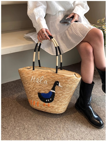 Geantă tote din paie brodată, stil urban minimalist, dimensiune medie, formă orizontal-pătrată, design tridimensional