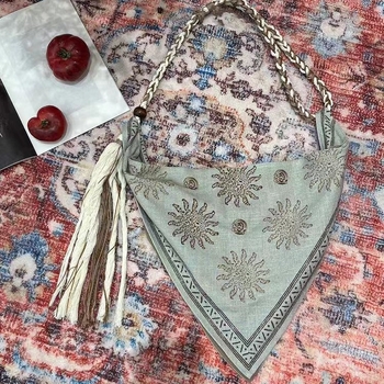 Crossbody torbica u boemskoj stilu s resama i užetom, srcolik oblik, magnetsko kopčanje, jedna naramenica
