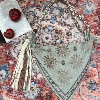 Crossbody torbica u boemskoj stilu s resama i užetom, srcolik oblik, magnetsko kopčanje, jedna naramenica