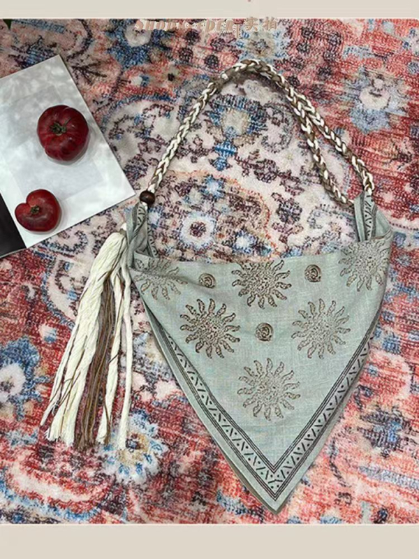 Crossbody torbica u boemskoj stilu s resama i užetom, srcolik oblik, magnetsko kopčanje, jedna naramenica