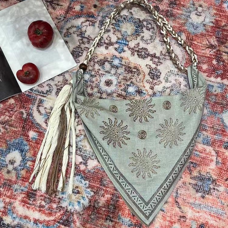 Crossbody torbica u boemskoj stilu s resama i užetom, srcolik oblik, magnetsko kopčanje, jedna naramenica