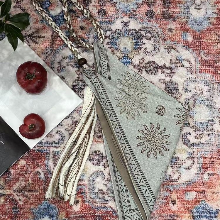 Crossbody torbica u boemskoj stilu s resama i užetom, srcolik oblik, magnetsko kopčanje, jedna naramenica