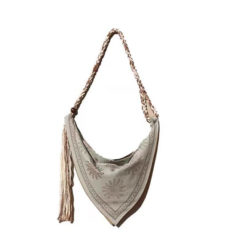 Crossbody torbica u boemskoj stilu s resama i užetom, srcolik oblik, magnetsko kopčanje, jedna naramenica