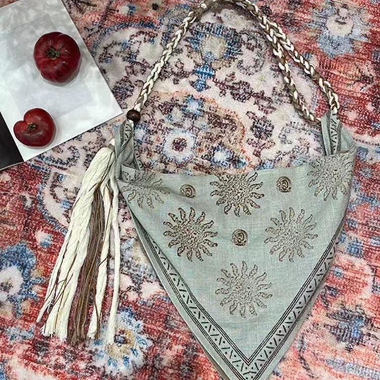 Crossbody torbica u boemskoj stilu s resama i užetom, srcolik oblik, magnetsko kopčanje, jedna naramenica