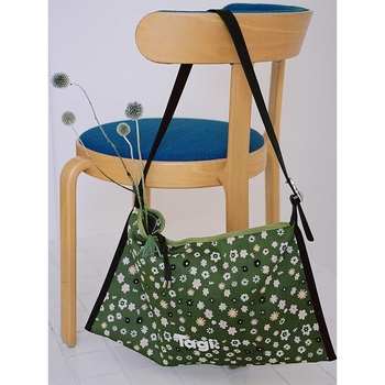 Geantă de umăr cu o singură curea, deschidere la partea superioară, material scuba, formă orizontală dreptunghiulară, buzunar pentru telefon și documente